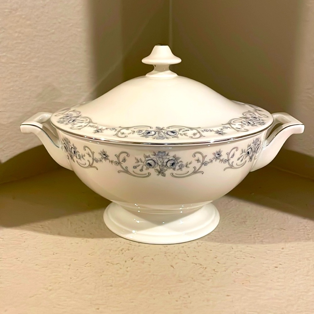 VTG- Johann Haviland Bavaria Rhineland Footed Round Soup Tourine with Lid 11”